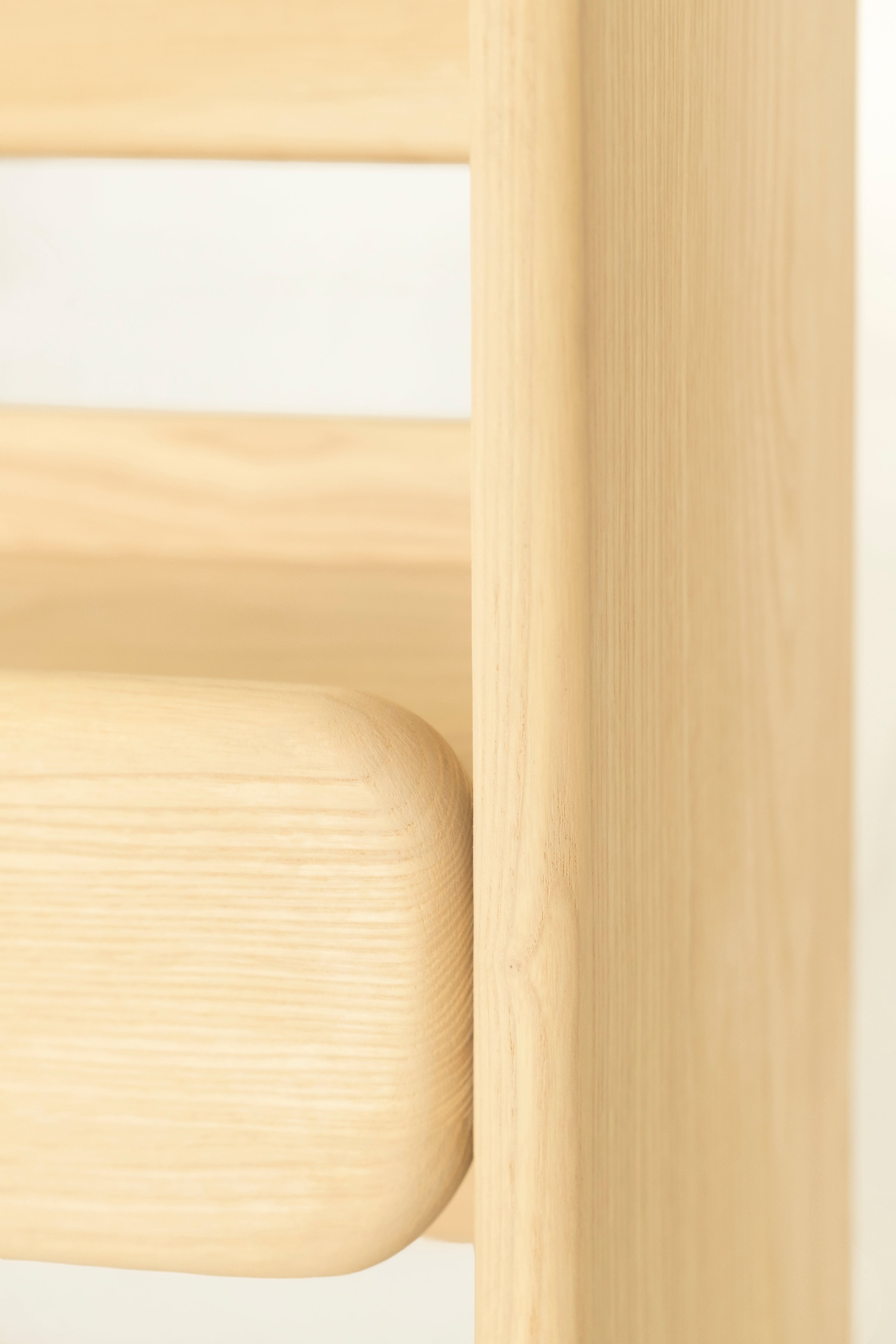 Detalle de madera maciza de fresno con acabado natural libre de tóxicos Circulari