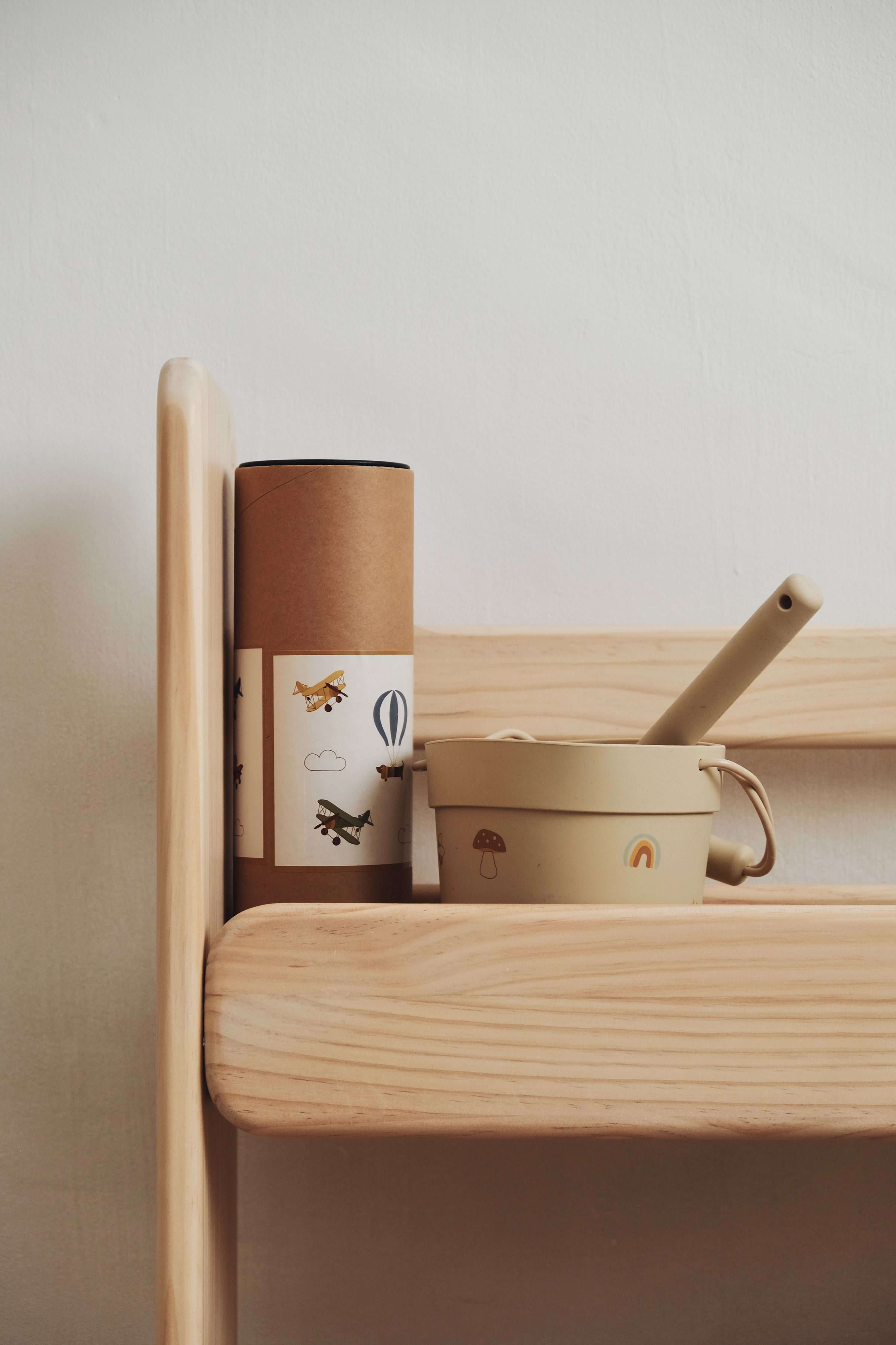 Estantería de libros infantil Bilka madera natural ambiente