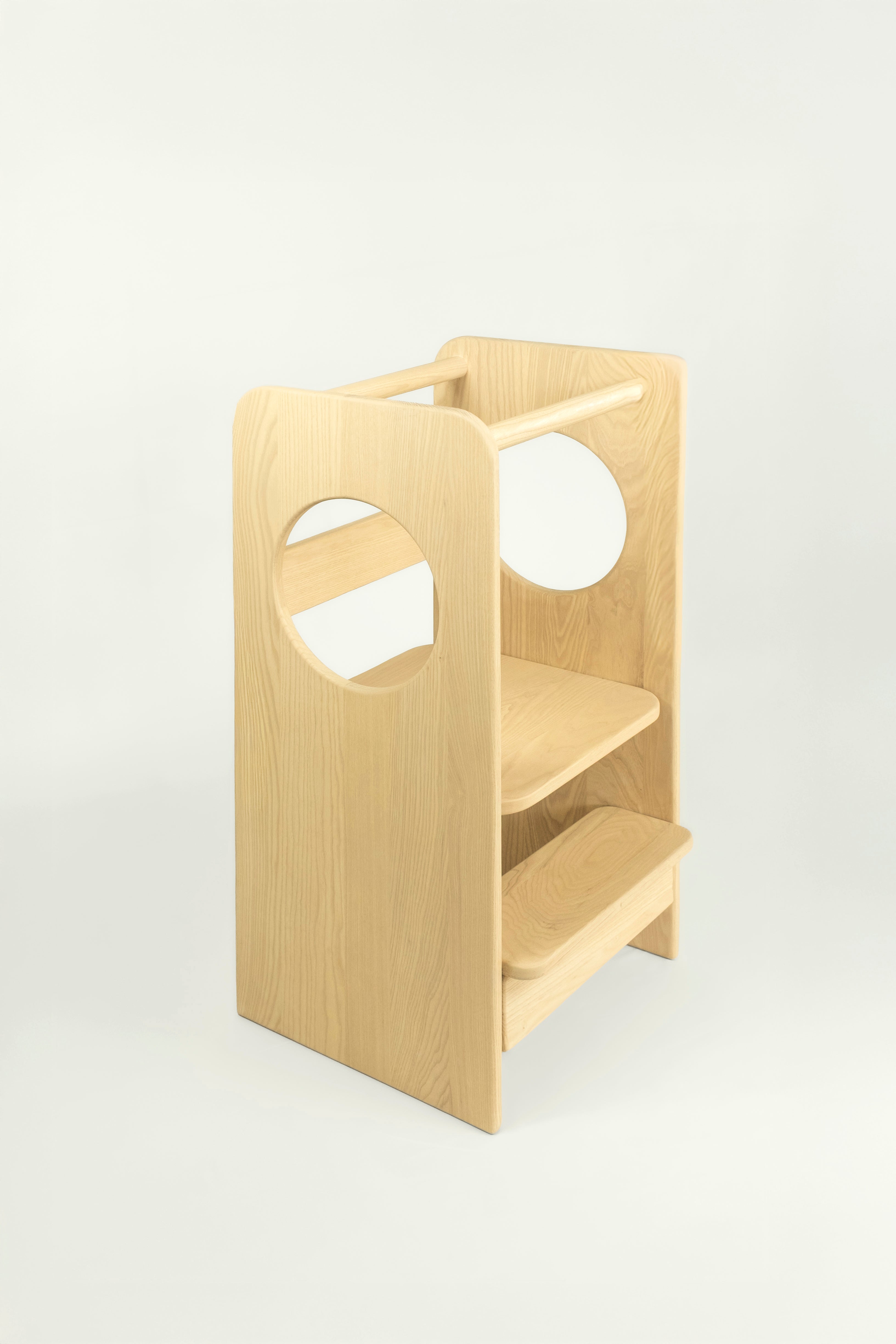 Torre de aprendizaje Montessori Bambai madera natural ambiente