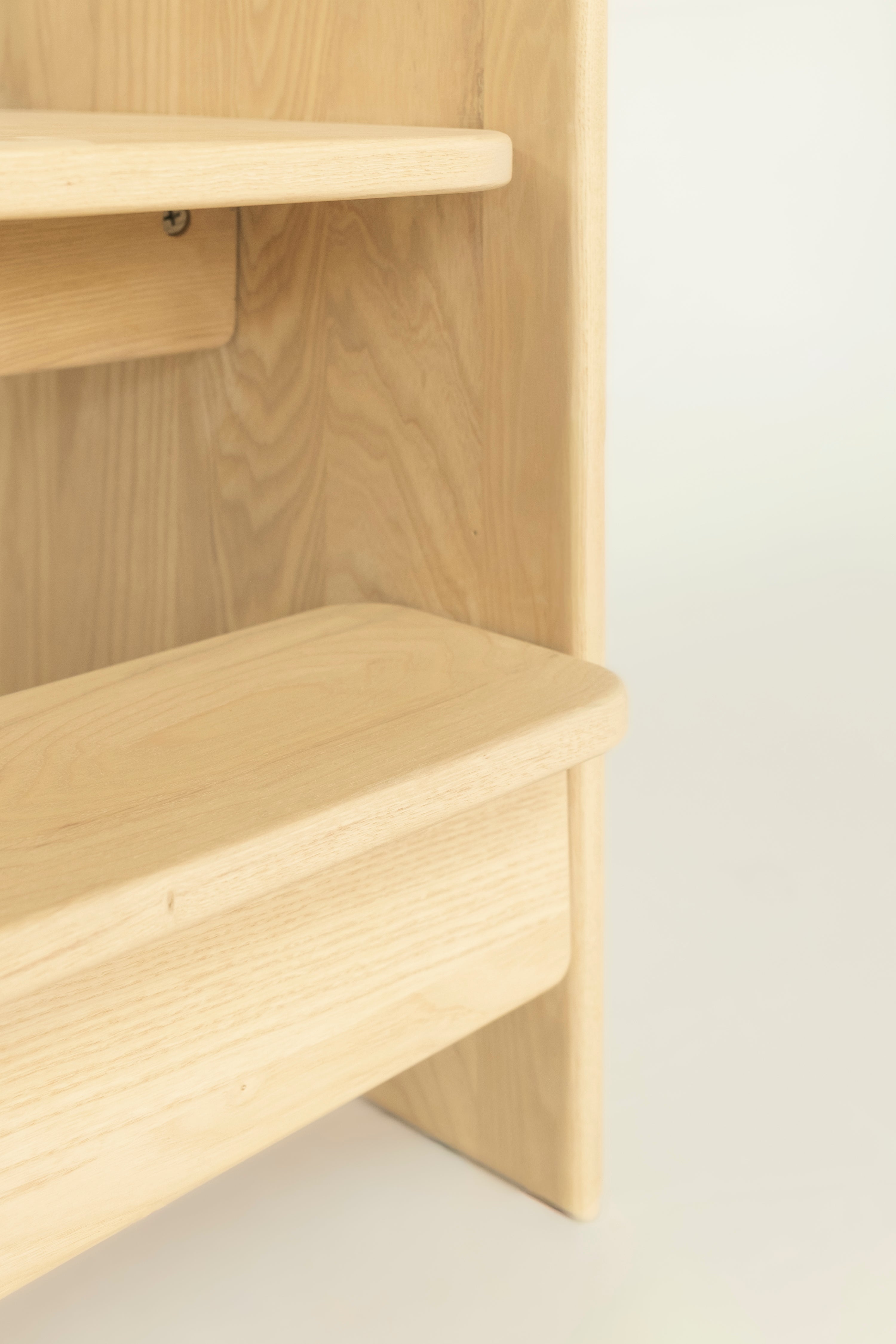 Torre de aprendizaje Montessori Bambai madera natural interior