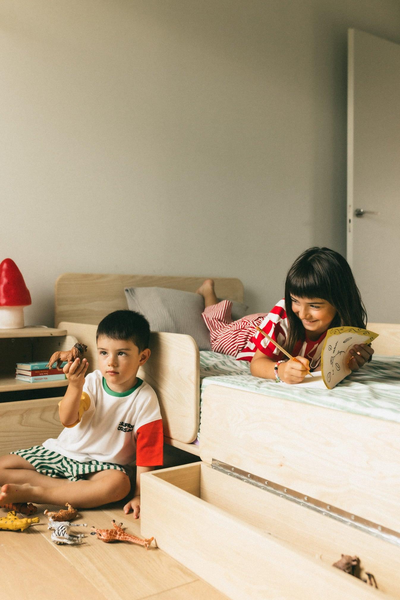 Baúl de almacenaje infantil Zupi madera natural vista trasera