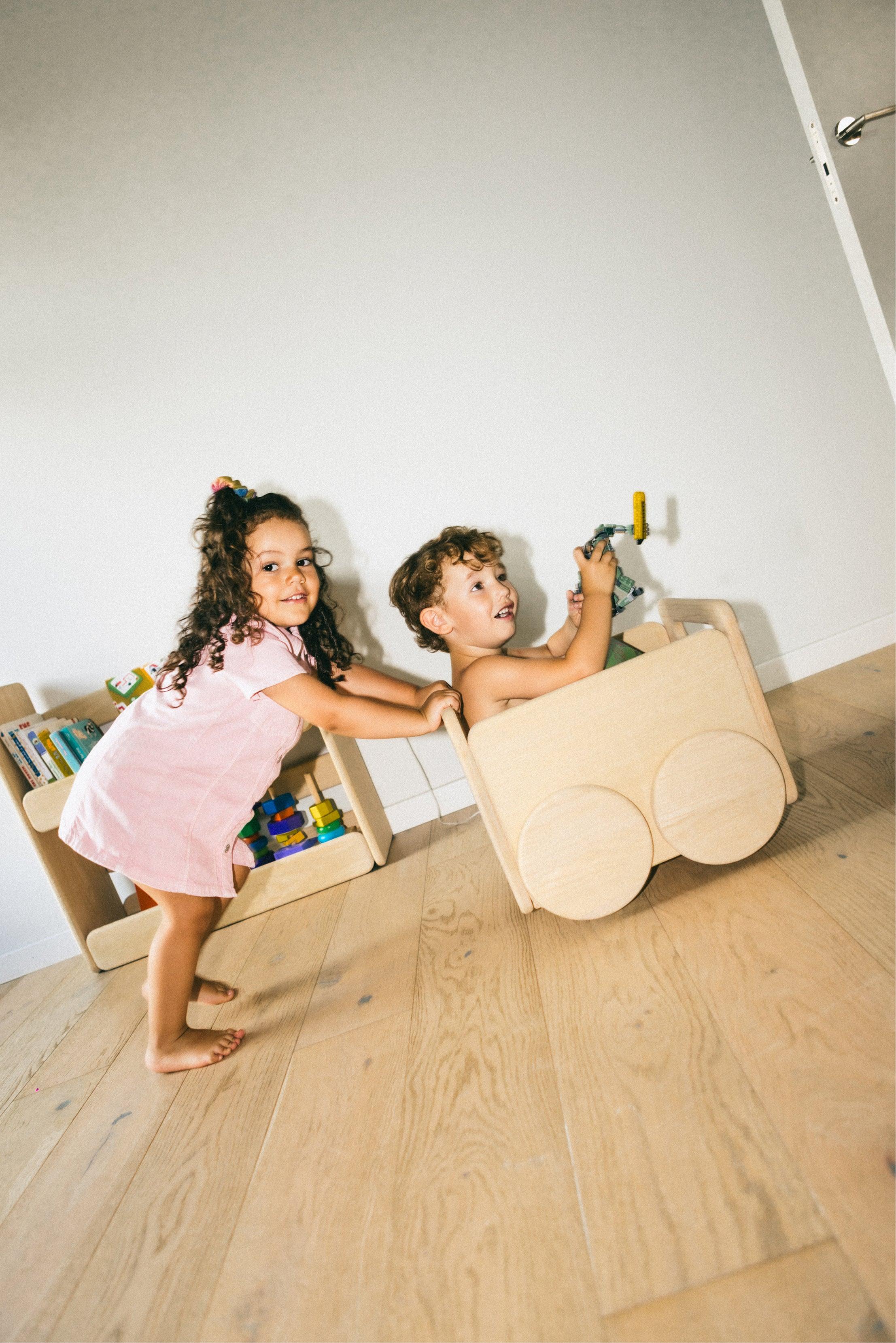 Carrito de juguetes Olaki madera natural interior
