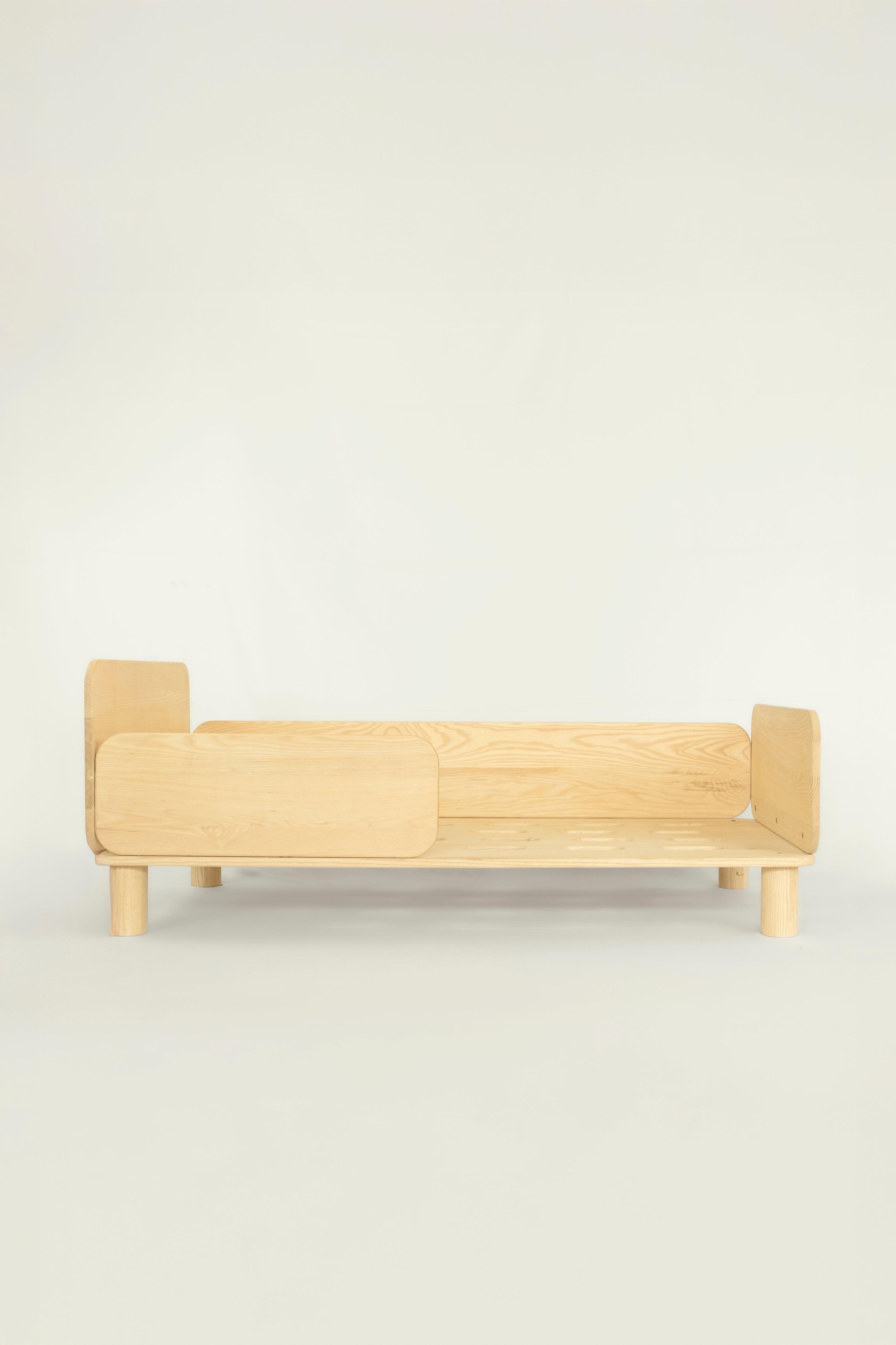 Minicama Montessori Mimoa madera natural dimensiones