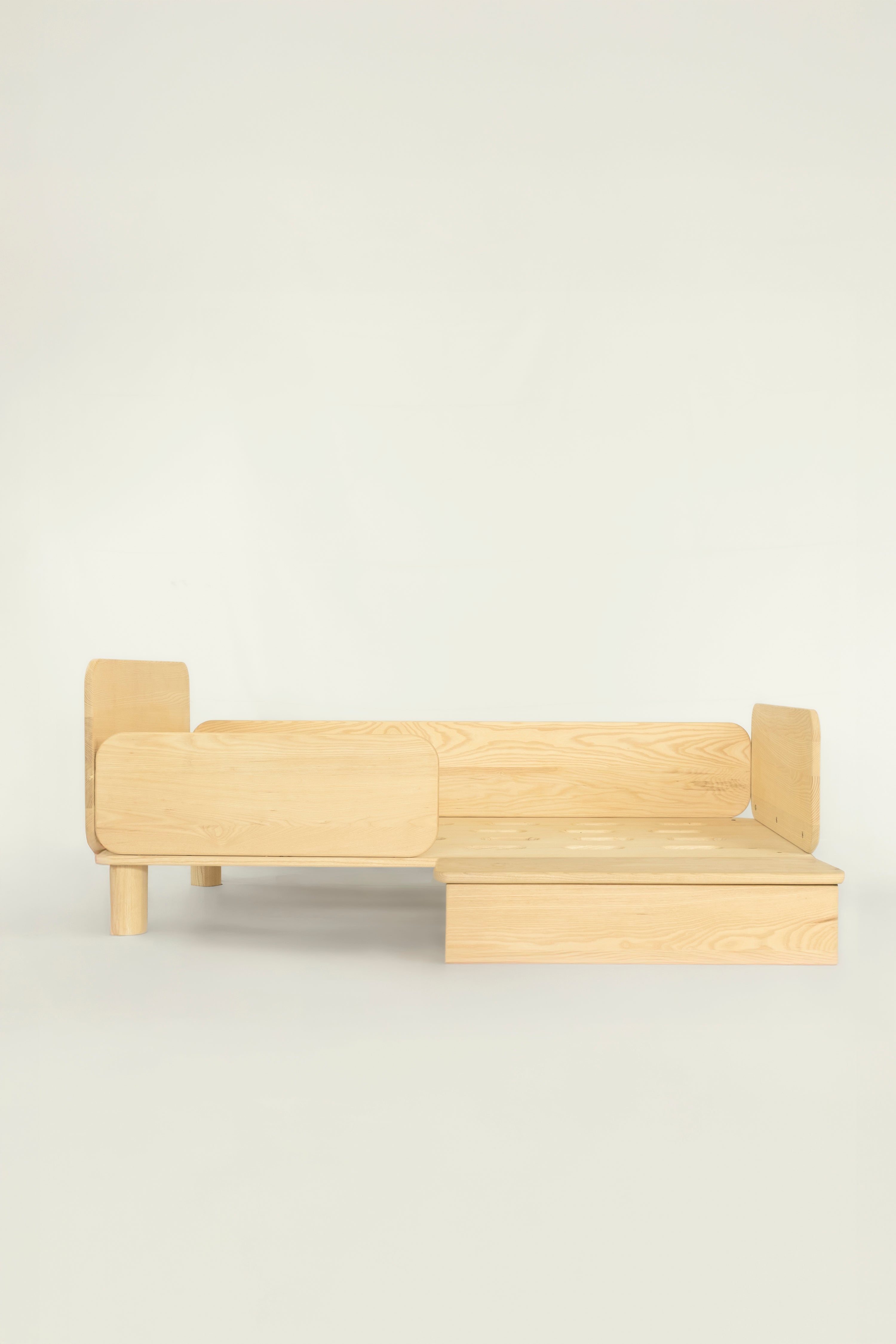 Cama junior Montessori Nono madera natural vista frontal