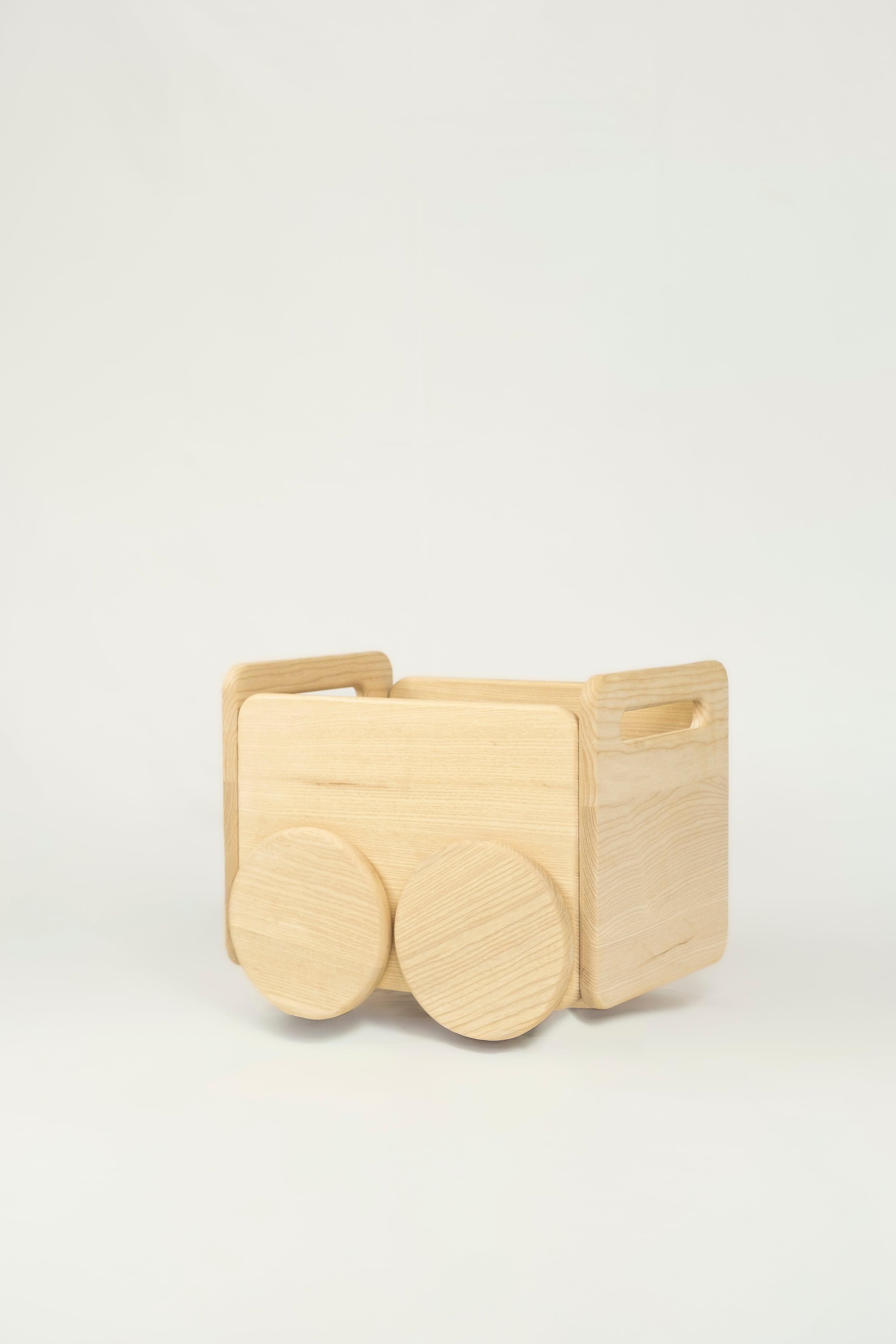 Carrito de juguetes Olaki madera natural ambiente