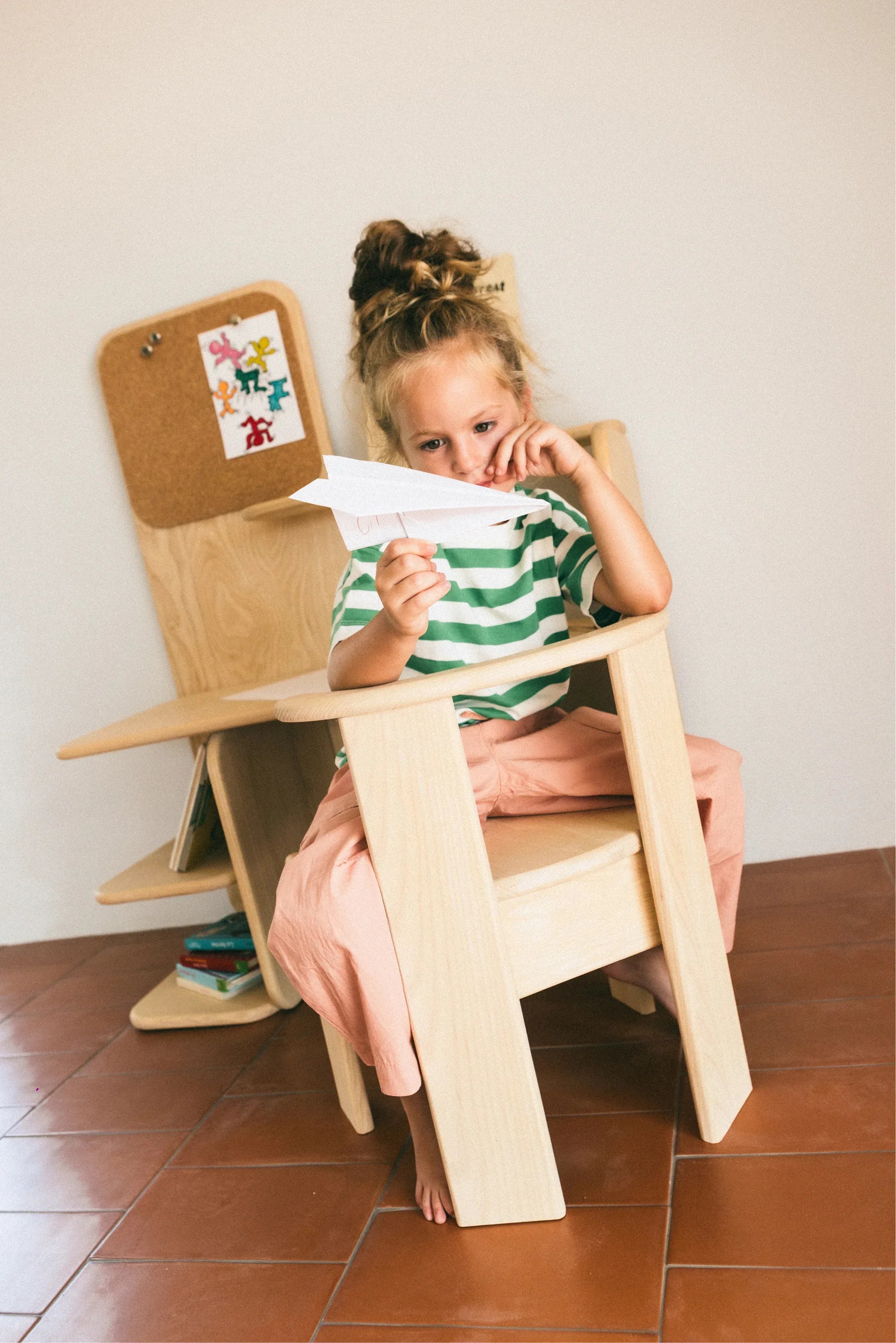Escritorio infantil Orian madera natural vista trasera