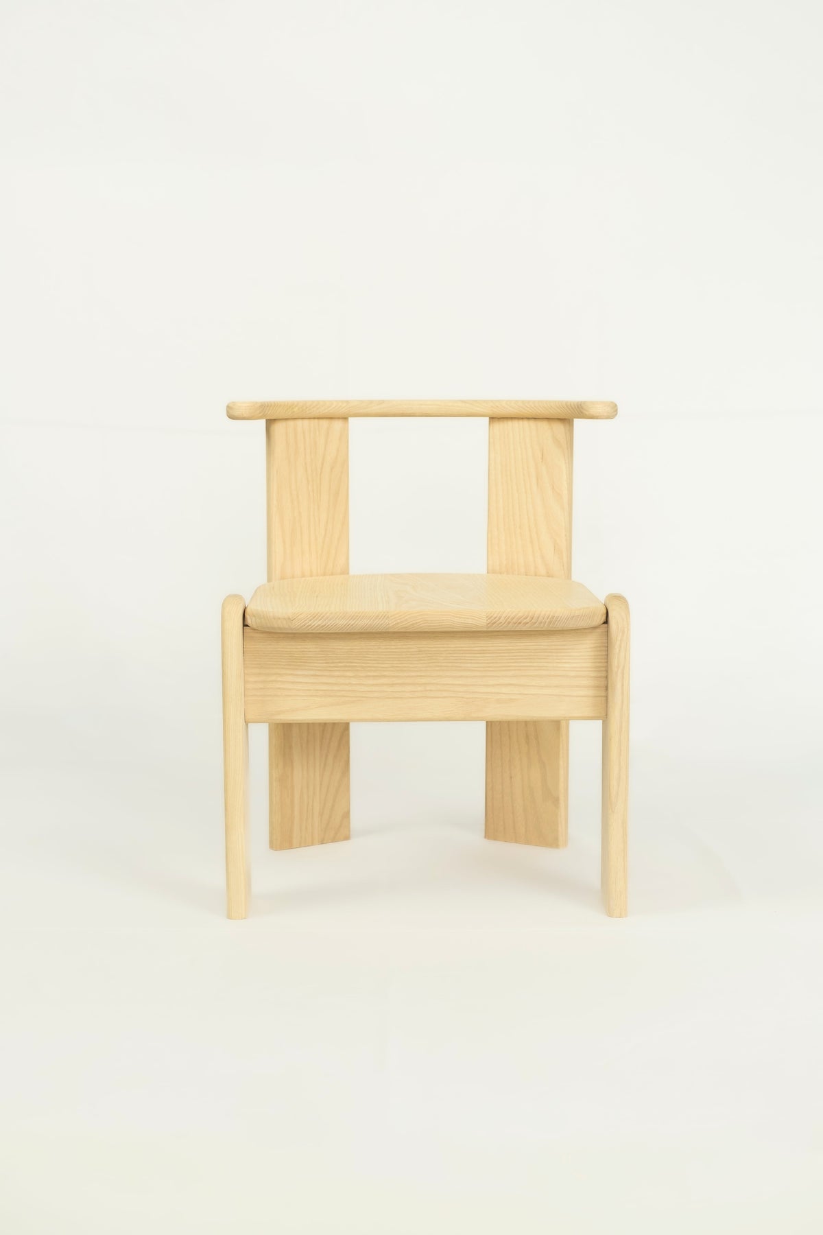 Silla infantil Alune de madera con respaldo envolvente para estudiar